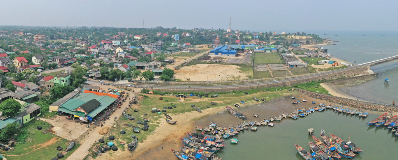 Bến thuyền và chợ cá Cửa Tùng - Ảnh: Bảo Linh